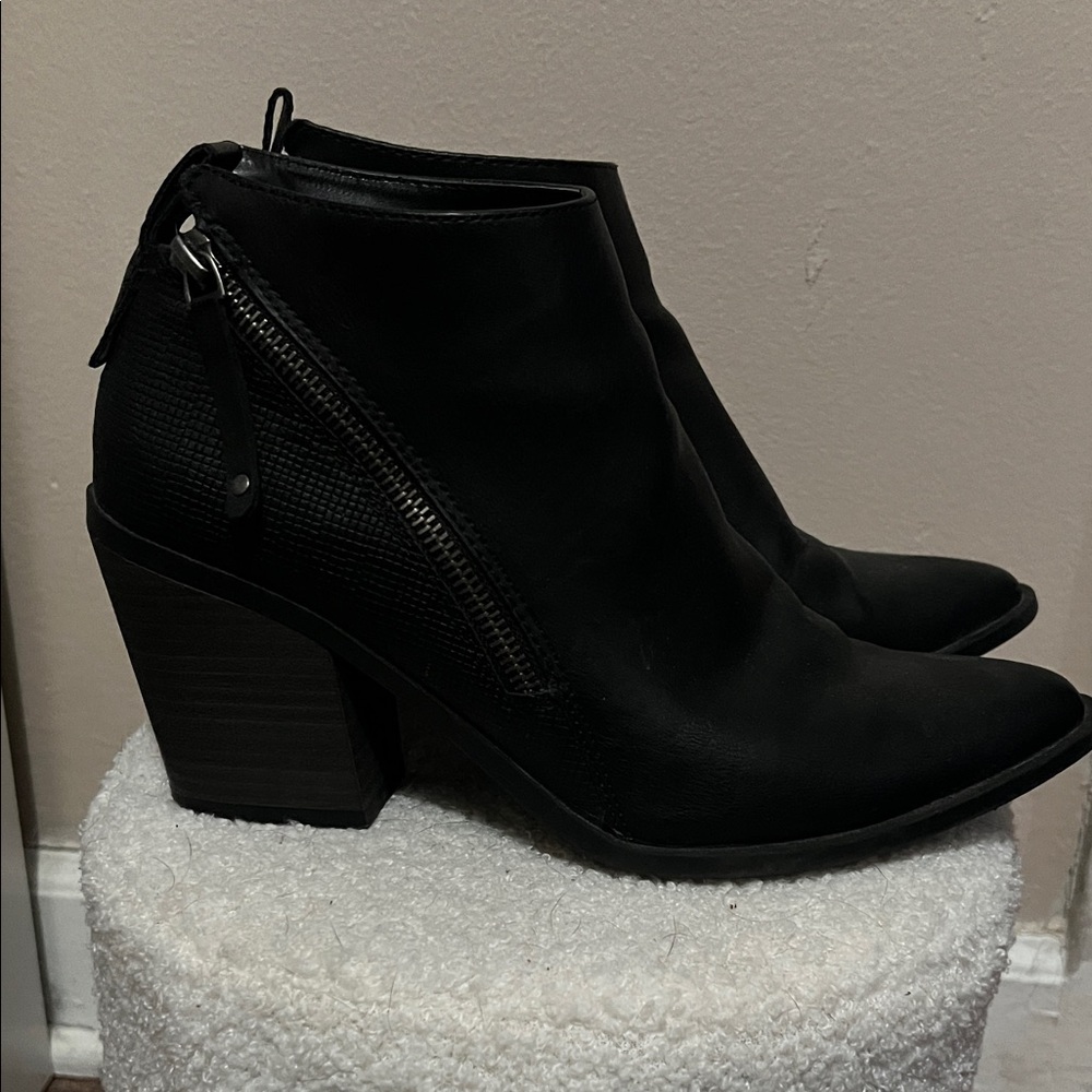 Universal Thread ankle boot
